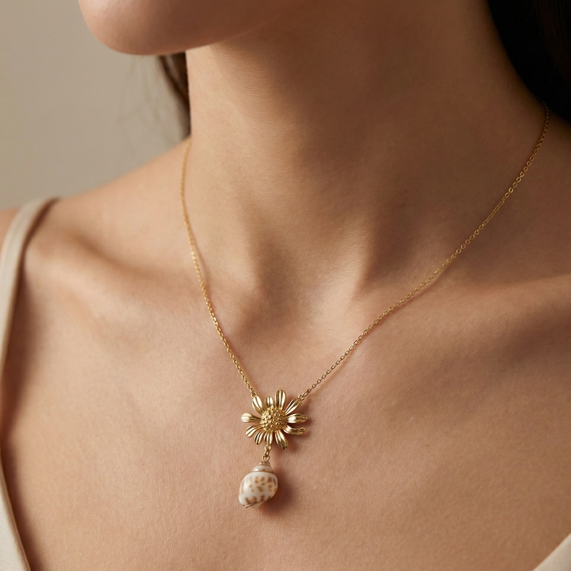 Collier fleur et coquillage en acier titane couleur doré