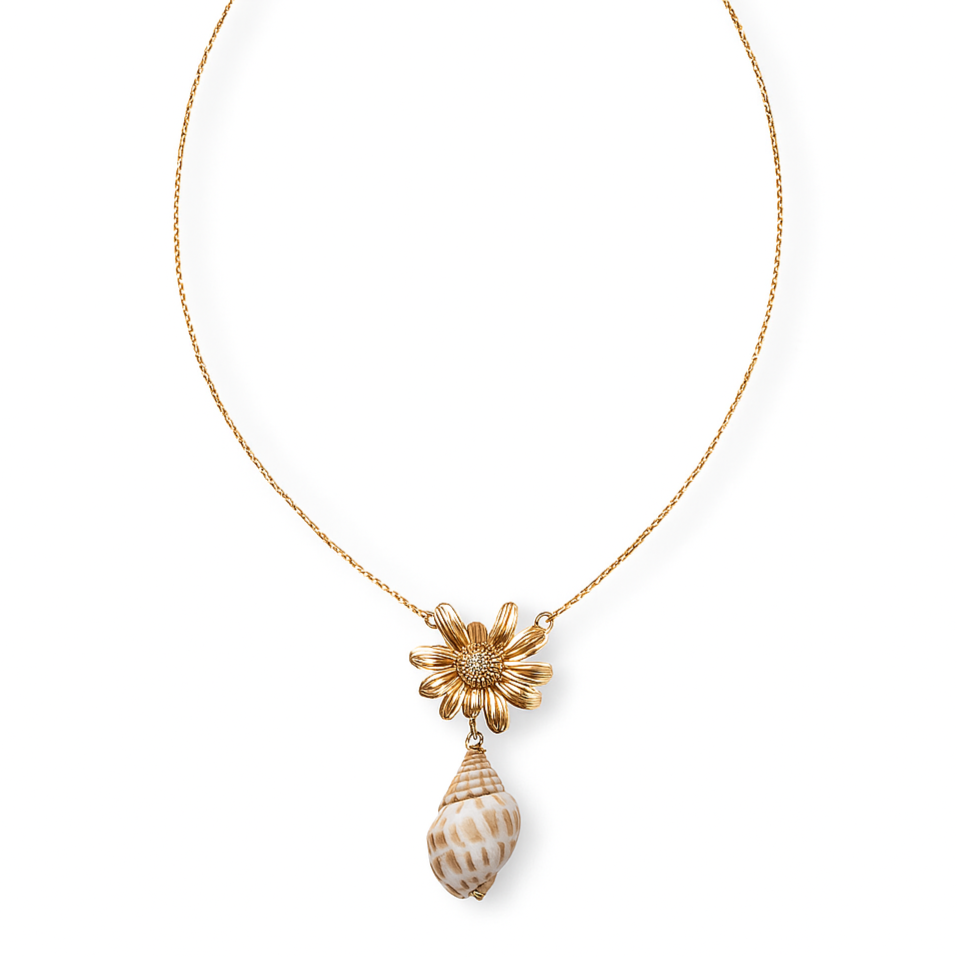 Un collier solaire et organique, associant une fleur dorée texturée à un véritable coquillage, pour un look bohème chic aux accents marins.

Matériau : Acier titane couleur doré, coquillage naturel – hypoallergénique et résistant à l’eau.

Dimensions : Longueur totale 49,5 cm + chaîne d’extension 8 cm – poids léger : 6,5 g.

Design : La fleur centrale aux pétales sculptés sert de base à un coquillage suspendu, apportant un effet organique et raffiné. Finition soignée.

Style : Parfait pour l’été, les tenues