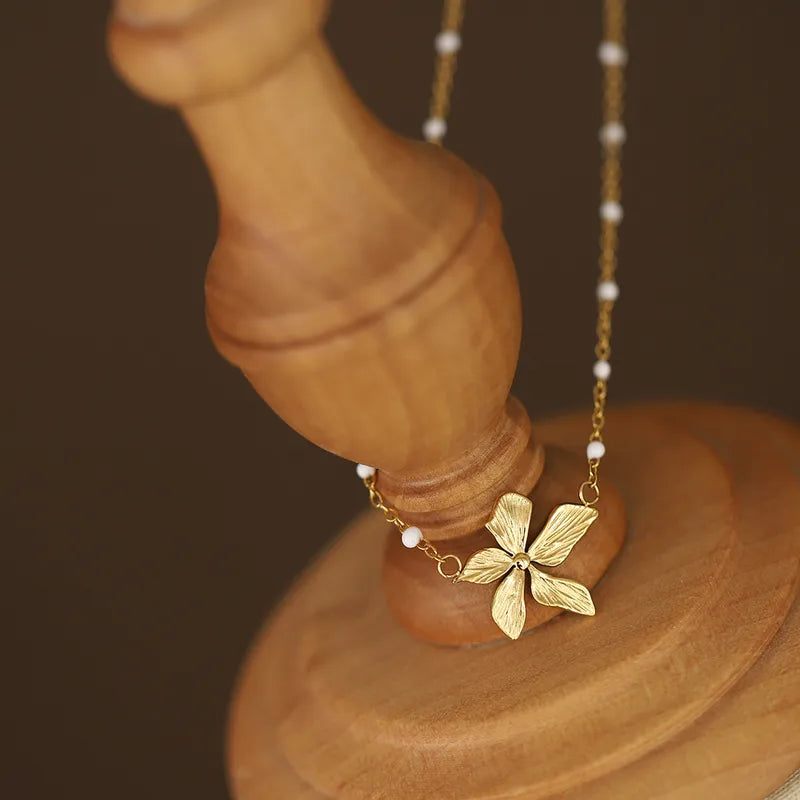 Apportez une touche de grâce naturelle à votre tenue avec ce collier fleur dorée en acier inoxydable, orné de perles blanches discrètes. L’orchidée, symbole de féminité, de rareté et d’élégance, s’invite ici dans un bijou fin et raffiné.

Matériau : Acier inoxydable doré, hypoallergénique, résistant à l’eau et à l’oxydation, avec perles nacrées.