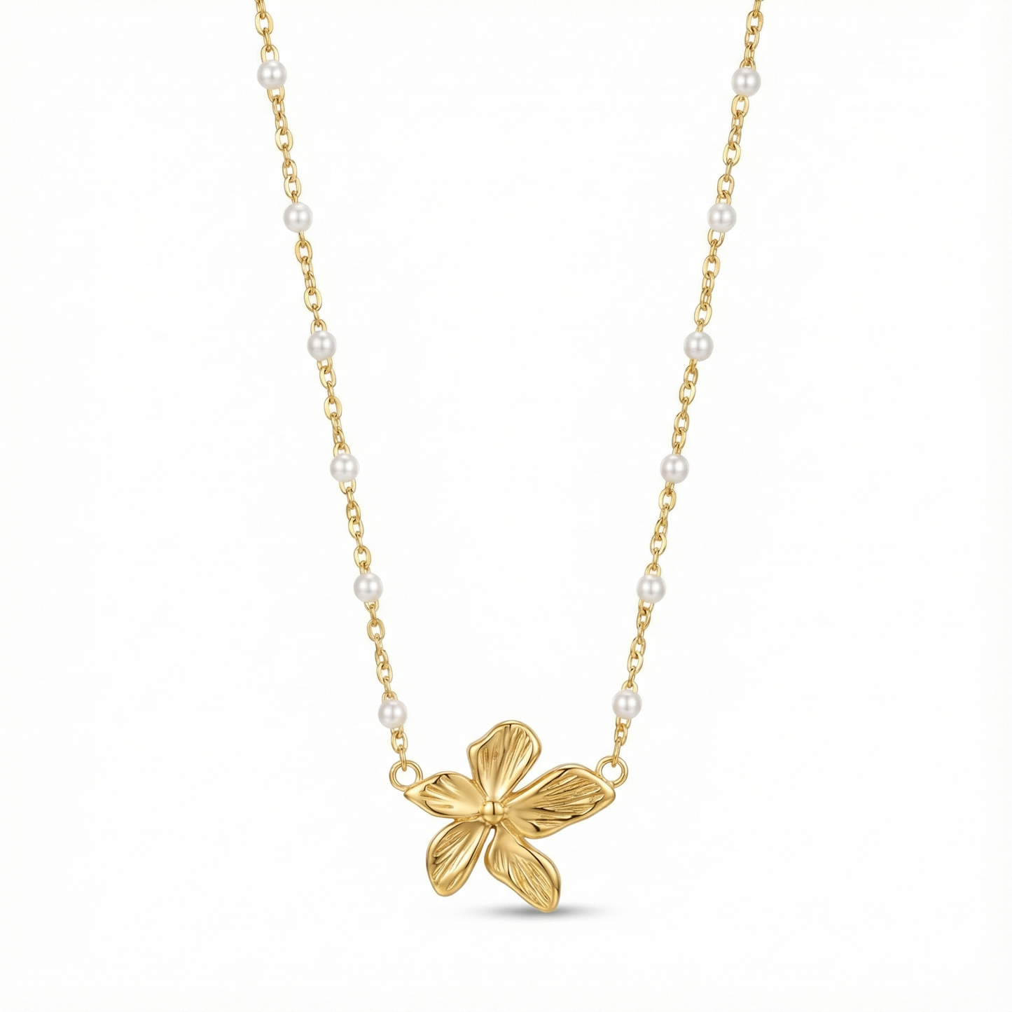 Collier élégant pour mariage ou soirée : pendentif fleur d'orchidée dorée et perles blanches sur chaîne acier.