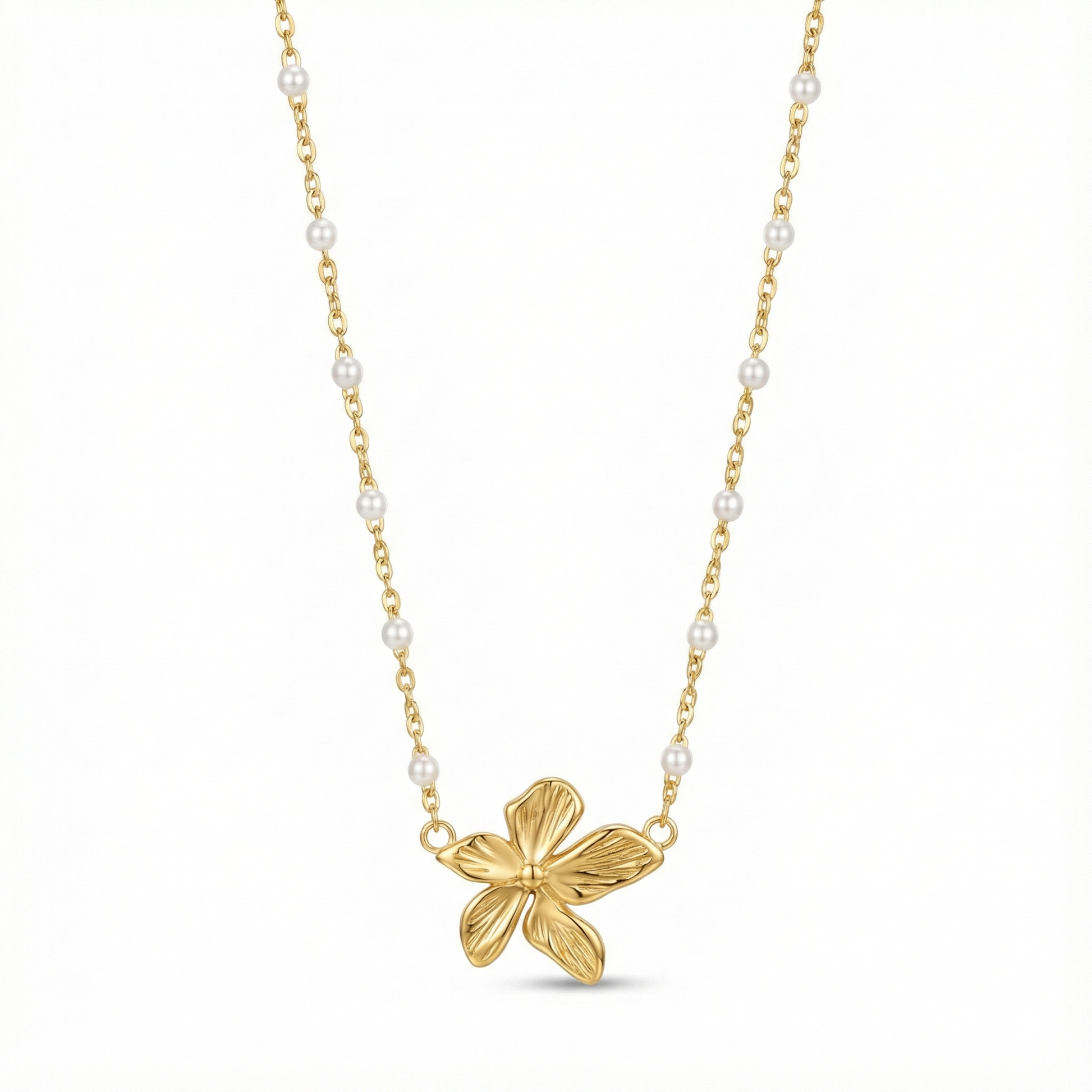 Collier élégant pour mariage ou soirée : pendentif fleur d'orchidée dorée et perles blanches sur chaîne acier.