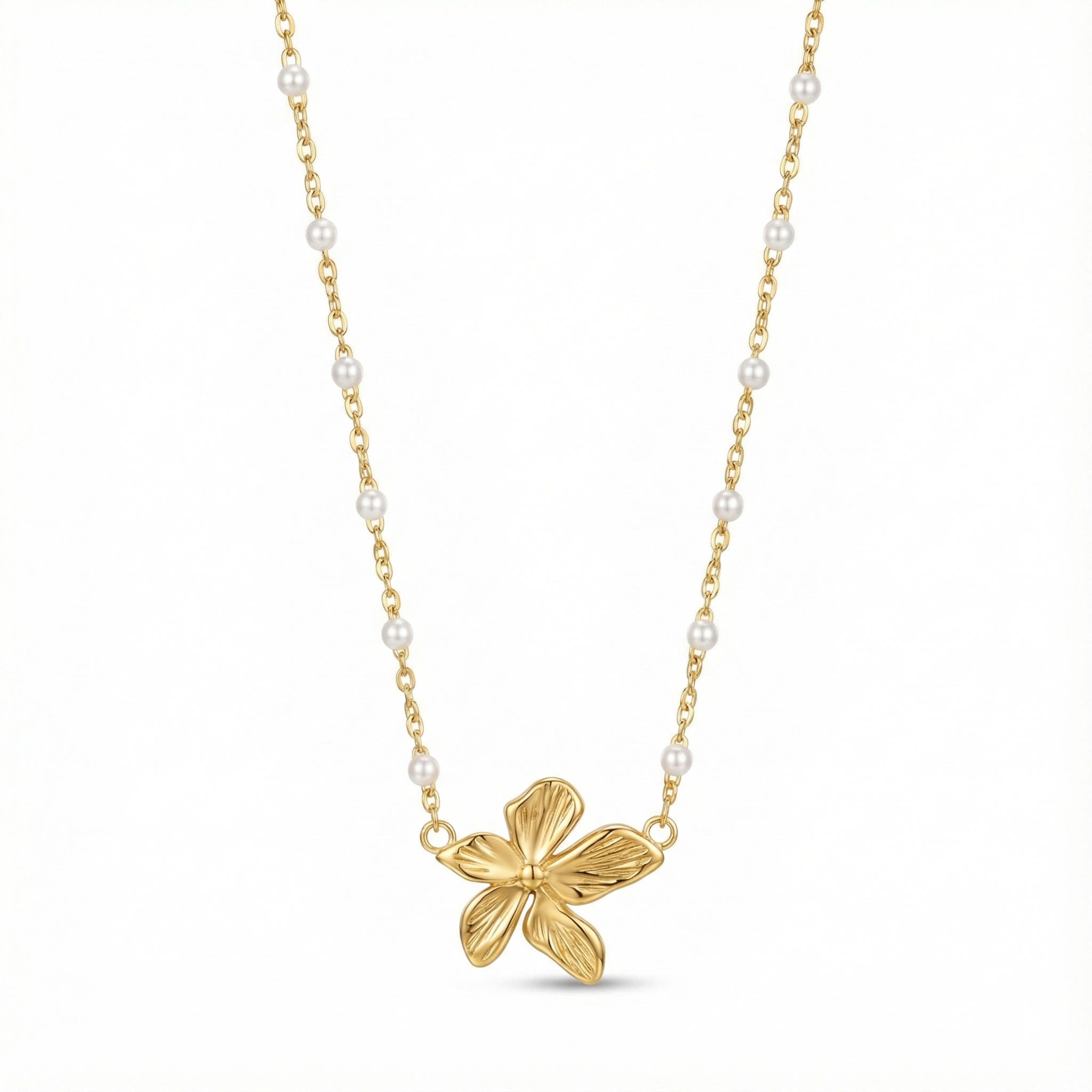 Collier élégant pour mariage ou soirée : pendentif fleur d'orchidée dorée et perles blanches sur chaîne acier.