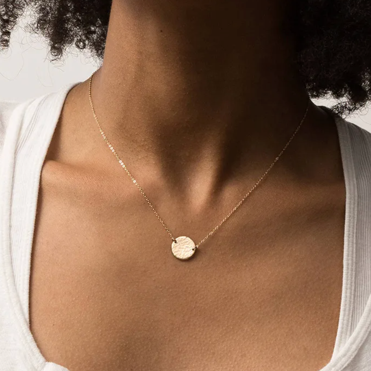 Pur et intemporel, ce collier médaille martelée en acier inoxydable doré séduit par sa simplicité texturée. Une pièce discrète mais pleine de caractère, à l’allure artisanale et raffinée.

Matériau : Acier inoxydable doré, hypoallergénique, résistant à l’eau et à l’oxydation.