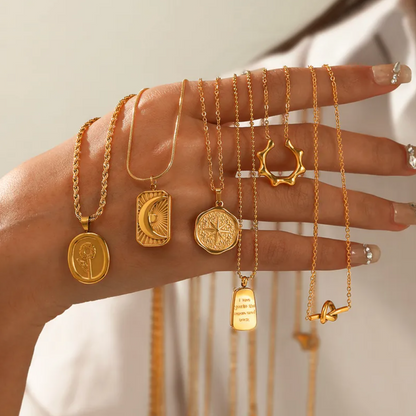 Ce collier doré en acier inoxydable est orné d'une médaille gravée d’une étoile polaire, symbole intemporel de guidance et de lumière intérieure. Sa finition texturée apporte du relief, tandis que son format discret en fait une pièce facile à associer au quotidien.

Matériaux : Acier inoxydable, finition couleur or
Dimensions : 45 + 5 cm – pendentif 24 mm – poids : 4,9 g
Style : Symbolique, intemporel, raffiné