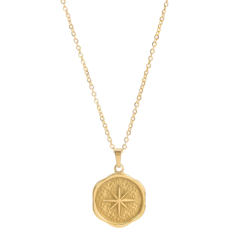 Ce collier doré en acier inoxydable est orné d'une médaille gravée d’une étoile polaire, symbole intemporel de guidance et de lumière intérieure. Sa finition texturée apporte du relief, tandis que son format discret en fait une pièce facile à associer au quotidien.

Matériaux : Acier inoxydable, finition couleur or
Dimensions : 45 + 5 cm – pendentif 24 mm – poids : 4,9 g
Style : Symbolique, intemporel, raffiné