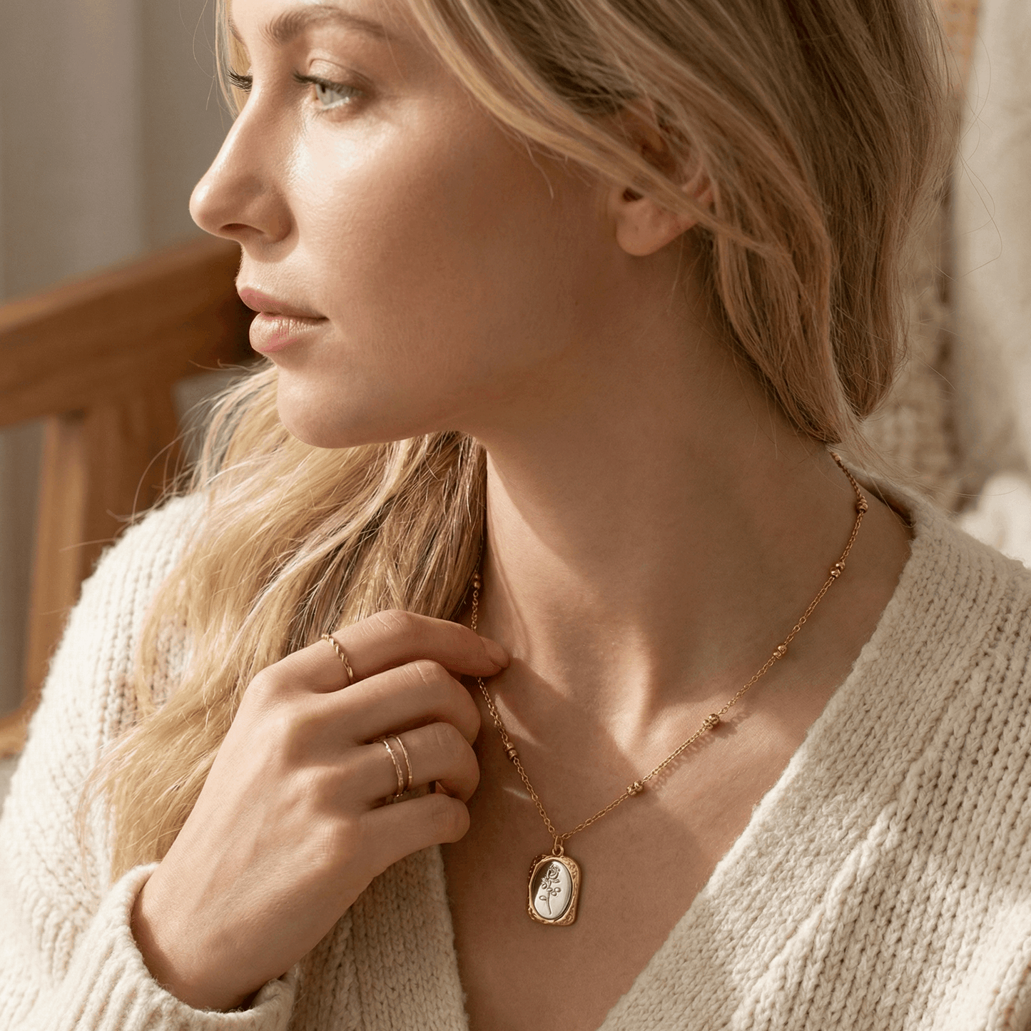 Collier doré en acier inoxydable avec médaille florale émaillée blanche