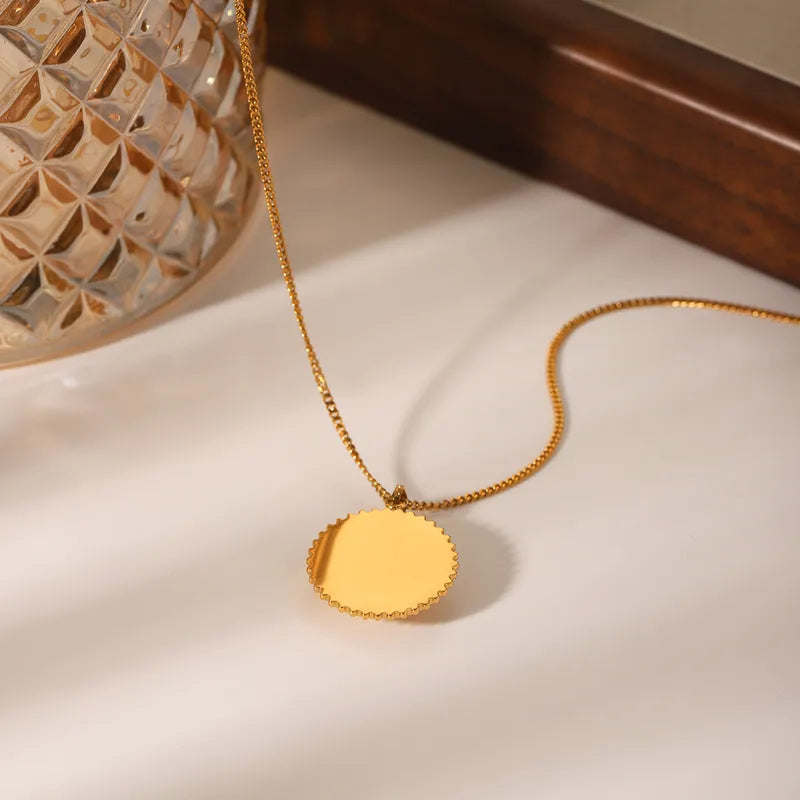 Ce collier médaille en acier inoxydable doré, serti d’un œil de tigre naturel, est un véritable talisman énergétique. Le motif texturé en rayons solaires renforce la puissance de cette pierre aux reflets ambrés, symbole de courage et de confiance en soi.

Matériau : Acier inoxydable doré, pierre naturelle œil de tigre, hypoallergénique, résistant à l’eau et à l’oxydation.