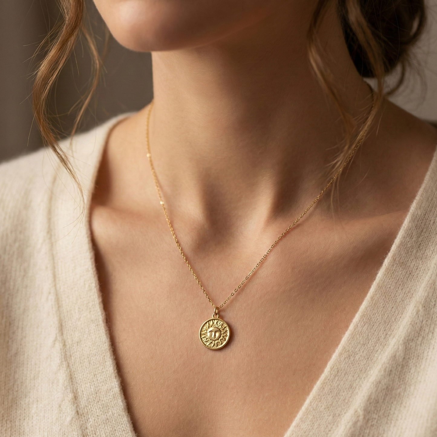 Collier médaille soleil doré avec gravure en relief