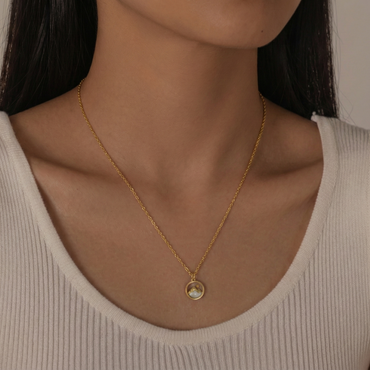 Collier médaillon montagne en acier inoxydable doré avec fond nacré