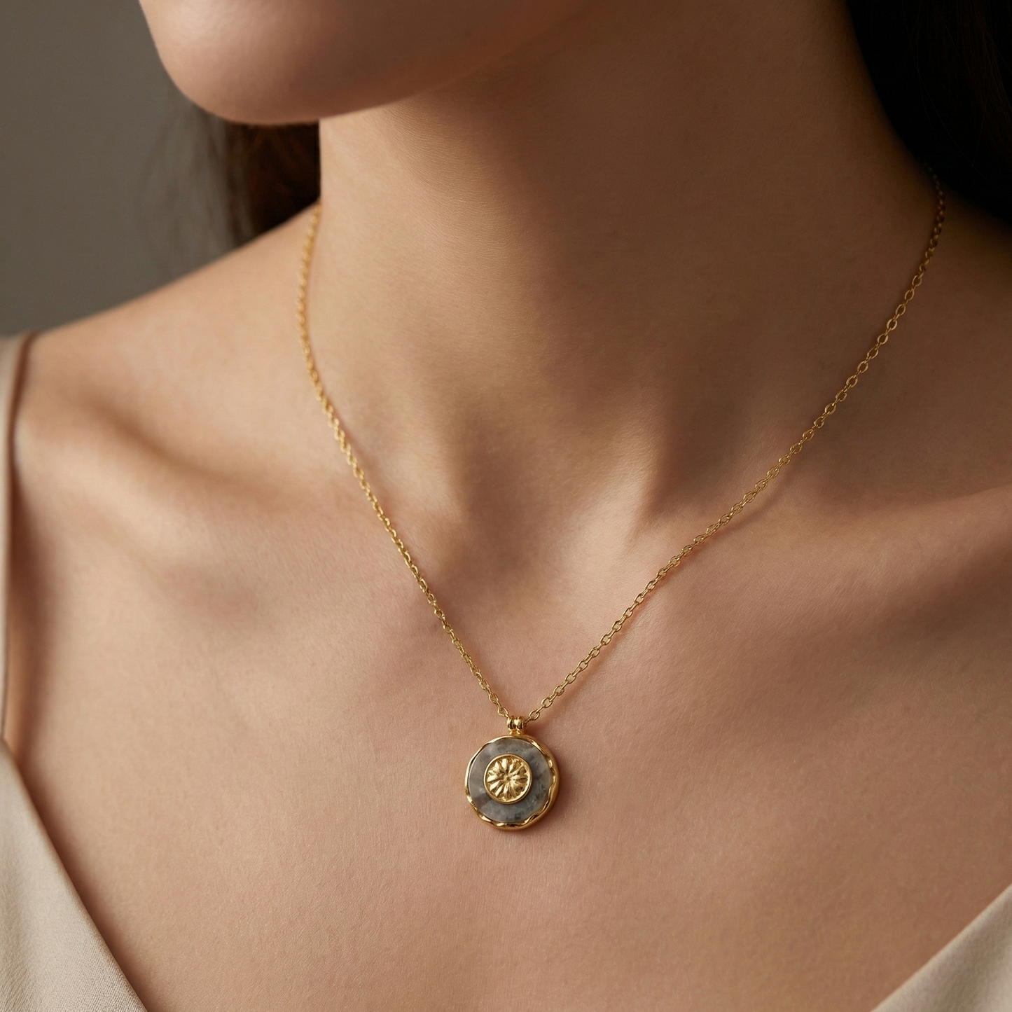 Collier médaillon en pierre naturelle avec rosace dorée
