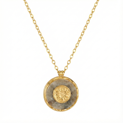 Collier médaillon en pierre naturelle avec rosace dorée