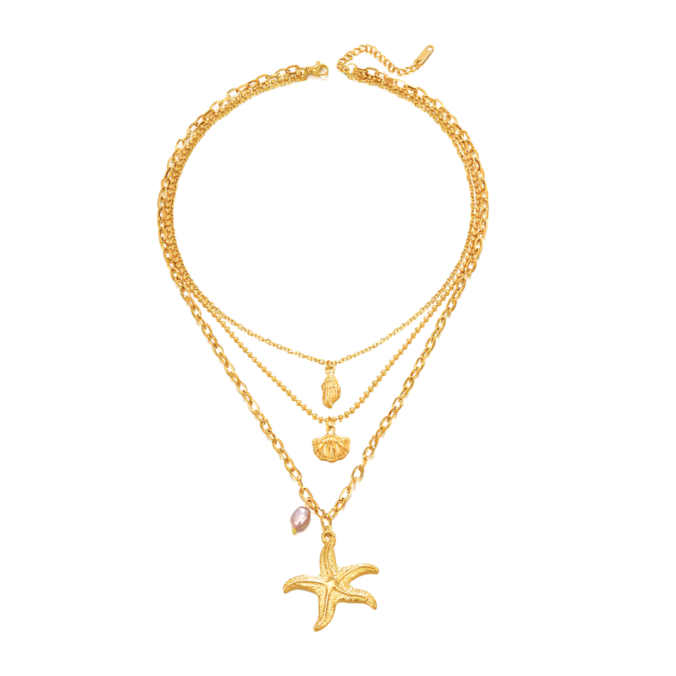 Ce collier multi-rangs joue l’accumulation maîtrisée avec ses trois chaînes ornées de pendentifs coquillage et d’une étoile de mer dorée accompagnée d’une perle nacrée. Une pièce lumineuse au parfum d’été, parfaite pour sublimer un décolleté ou habiller un haut simple.

Matériaux : Acier inoxydable, finition couleur or
Dimensions : 41 + 5 cm / 43 + 5 cm / 50 + 5 cm – pendentif étoile : 35 mm
Poids : 19,2 g
Style : Bohème, marin, vacances chic