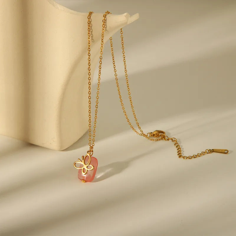 Ce collier papillon en acier inoxydable doré, orné d’une pierre rose pastel, incarne la transformation positive et la féminité lumineuse. Un bijou délicat, léger, et rempli de symbolique.

Matériau : Acier inoxydable doré, pierre synthétique rose, hypoallergénique, résistant à l’eau et à l’oxydation.