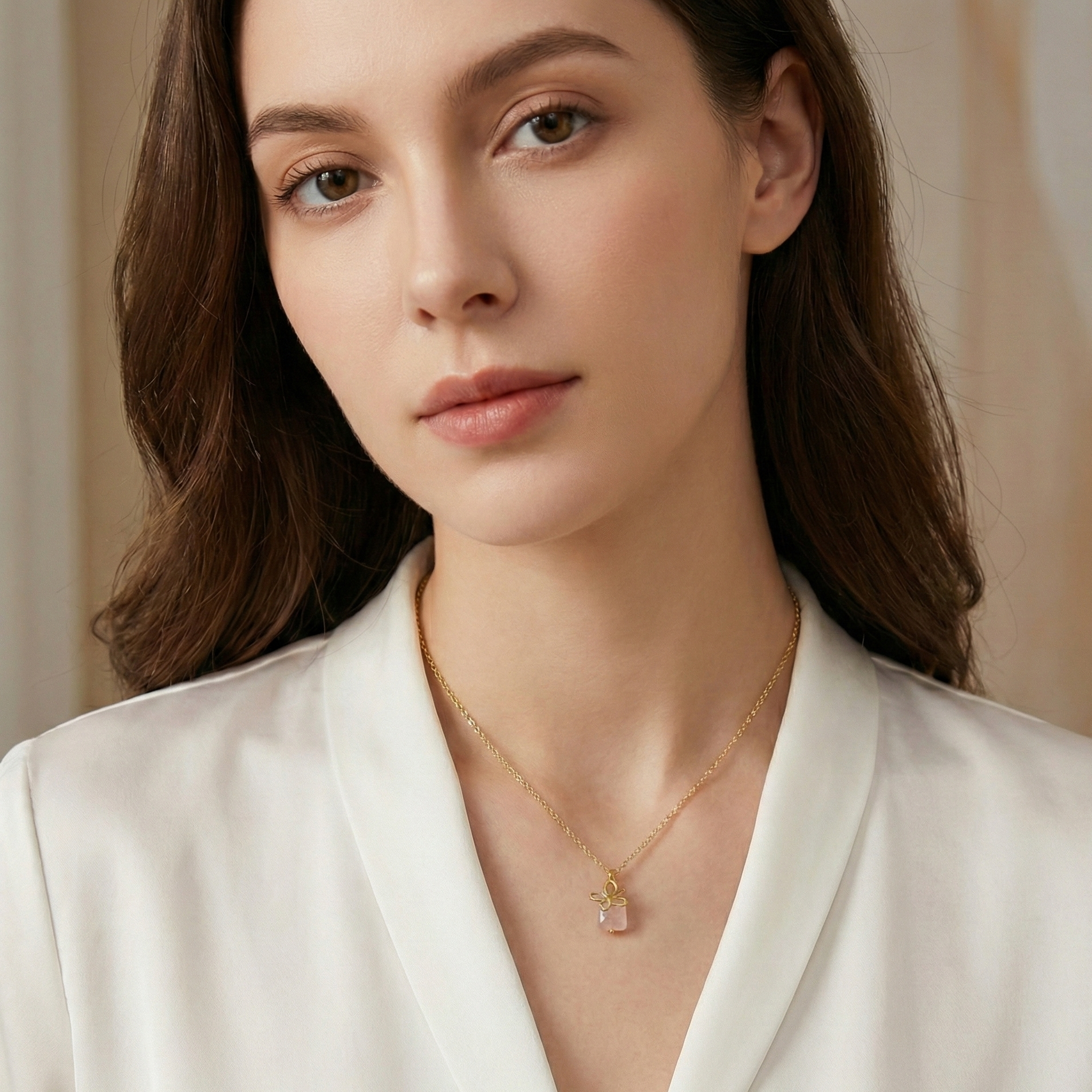 Collier pendentif papillon doré avec pierre couleur rose pastel, bijou romantique et doux en acier inoxydable pour femme.