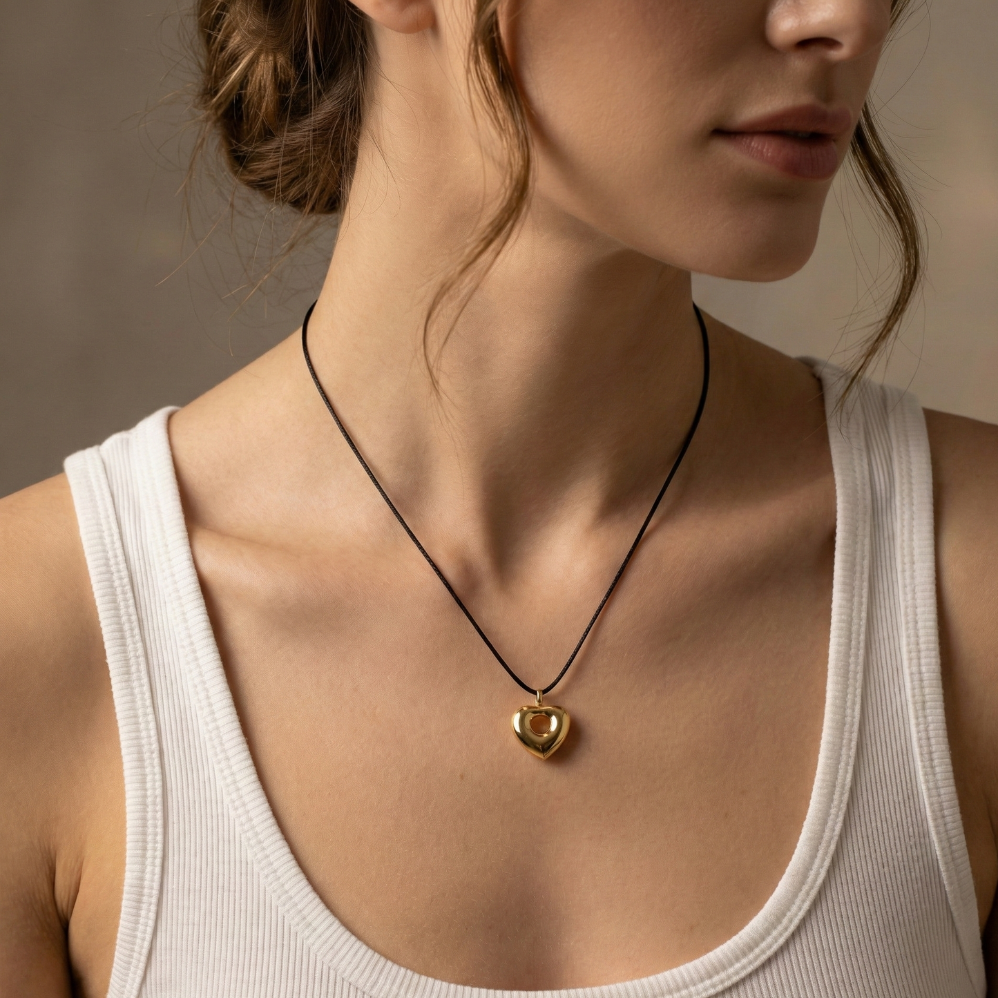 Collier pendentif cœur sculptural en acier inoxydable doré avec cordon noir