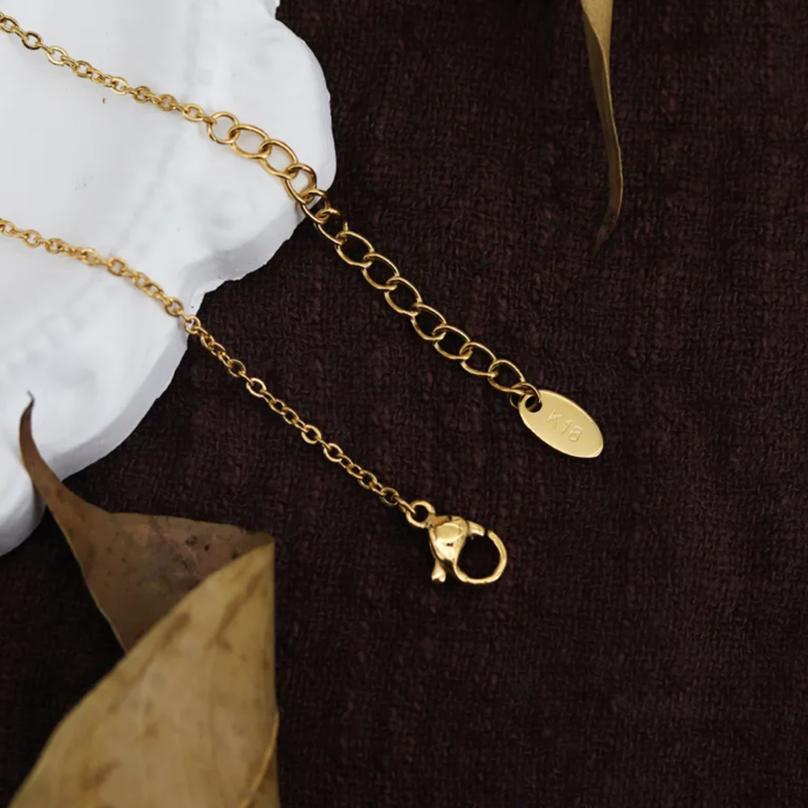 Évoquant une carte céleste ancienne, ce collier doré orné d'une médaille martelée met en valeur une étoile du Nord en relief, symbole de repère et de guidance. Le contraste entre les textures brutes et le poli du motif central donne une pièce forte, authentique et pleine de caractère.

Matériaux : Acier titane, finition couleur or
Dimensions : pendentif 1,5 cm x 1 cm – chaîne 40 + 5 cm
Style : Astrologique, médaillon vintage, symbolique