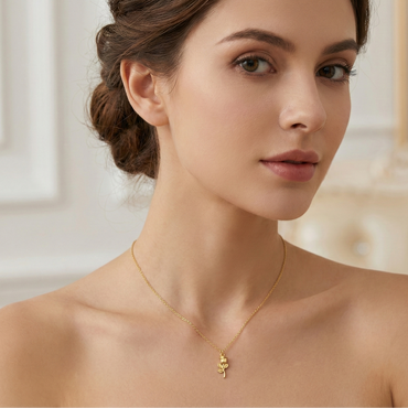 Collier pendentif fleur de rose en relief doré, symbole d'amour éternel et de romantisme sur chaîne en acier.