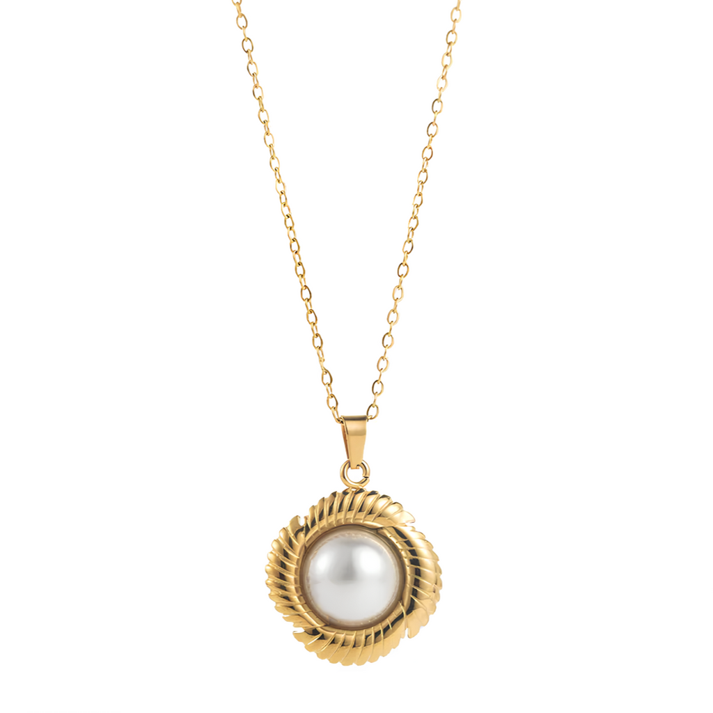 Un bijou qui capture l’élégance d’un autre temps. Ce collier doré met en valeur une perle blanche nacrée enchâssée dans un pendentif circulaire au motif torsadé, pour un look à la fois vintage et raffiné. Une pièce idéale pour sublimer une tenue chic ou rehausser un look minimaliste.

Matériaux : Acier inoxydable doré, perle synthétique
Longueur chaîne : 40,5 cm + extension 5 cm
Dimensions pendentif : 2,7 x 2,3 cm
Poids : 5 g
Style : Vintage élégant, intemporel, soirée

Un indispensable pour les amatrices d