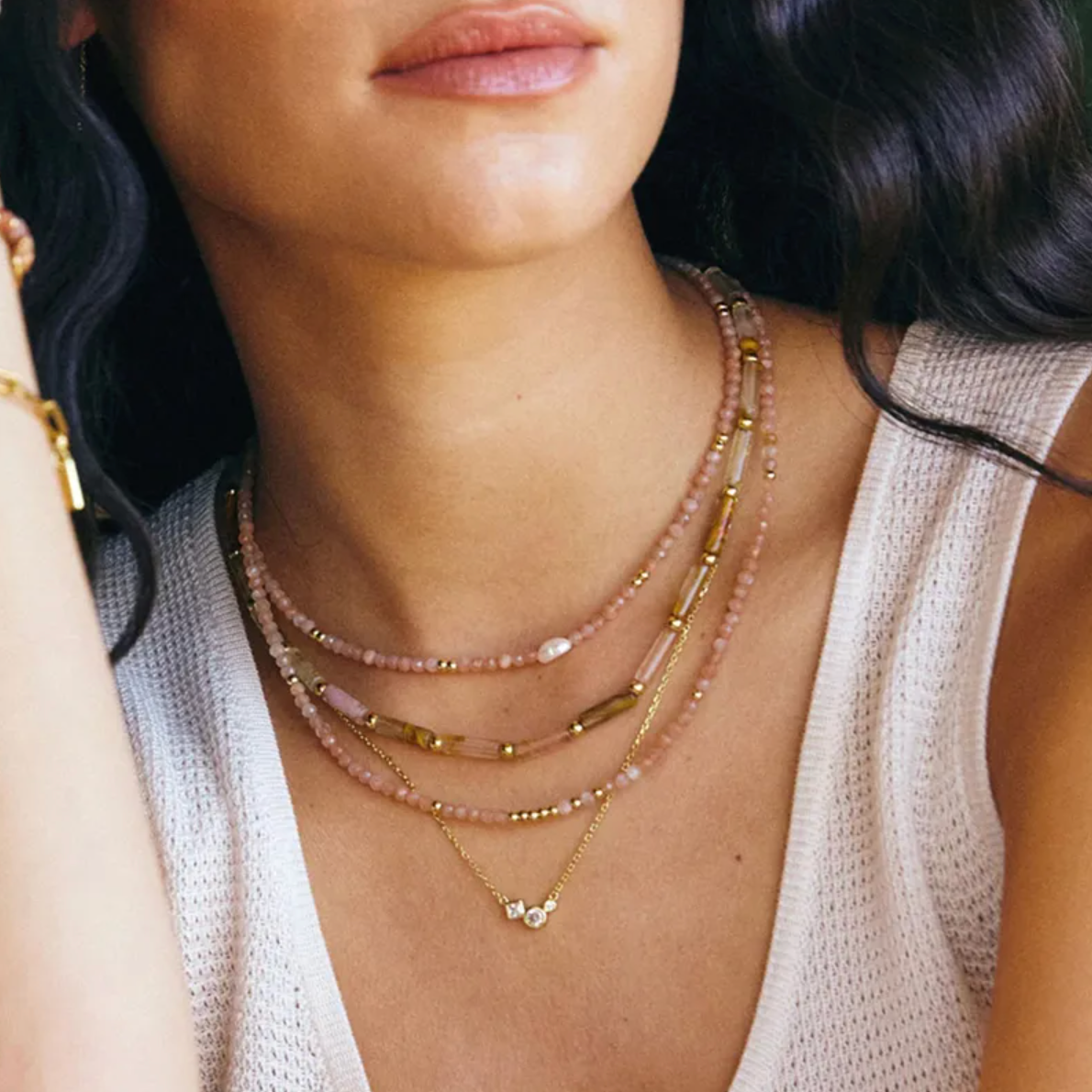 Un collier fin et délicat, composé de perles beige nude, de cristaux dorés, et d’une perle blanche d’eau douce centrale. L’association parfaite entre légèreté, douceur et sophistication discrète.

Matériau : Acier inoxydable couleur doré (316L), cristal, perles synthétiques + perle d’eau douce centrale, hypoallergénique, résistant à l’eau et à l’oxydation.

Dimensions : Longueur 40 cm + 5 cm de rallonge – fermoir mousqueton doré sécurisé.

Design : Enfilade de perles facettées beige rosé, rythmée par de min