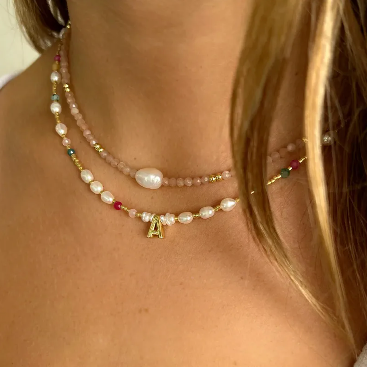 Un collier fin et délicat, composé de perles beige nude, de cristaux dorés, et d’une perle blanche d’eau douce centrale. L’association parfaite entre légèreté, douceur et sophistication discrète.

Matériau : Acier inoxydable couleur doré (316L), cristal, perles synthétiques + perle d’eau douce centrale, hypoallergénique, résistant à l’eau et à l’oxydation.

Dimensions : Longueur 40 cm + 5 cm de rallonge – fermoir mousqueton doré sécurisé.

Design : Enfilade de perles facettées beige rosé, rythmée par de min