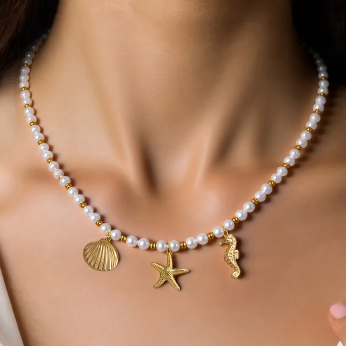 Ce collier en perles blanches et acier inoxydable doré, décoré de trois pendentifs marins (coquillage, étoile de mer, hippocampe), évoque l’été, la liberté et la douceur des rivages. Un bijou au style estival, frais et symbolique.

Matériau : Acier inoxydable couleur doré, perles synthétiques diamètre 6 mm, hypoallergénique, résistant à l’eau et à l’oxydation.

Dimensions : Longueur 40 cm + 5 cm – pendentifs : coquillage 19 mm, étoile de mer 20 mm, hippocampe 22 mm – poids léger et agréable.