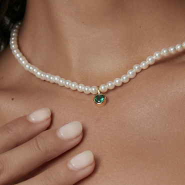 Collier de perles blanches doré or 18k avec pendentif rond vert émeraude facetté, bijou élégant et lumineux