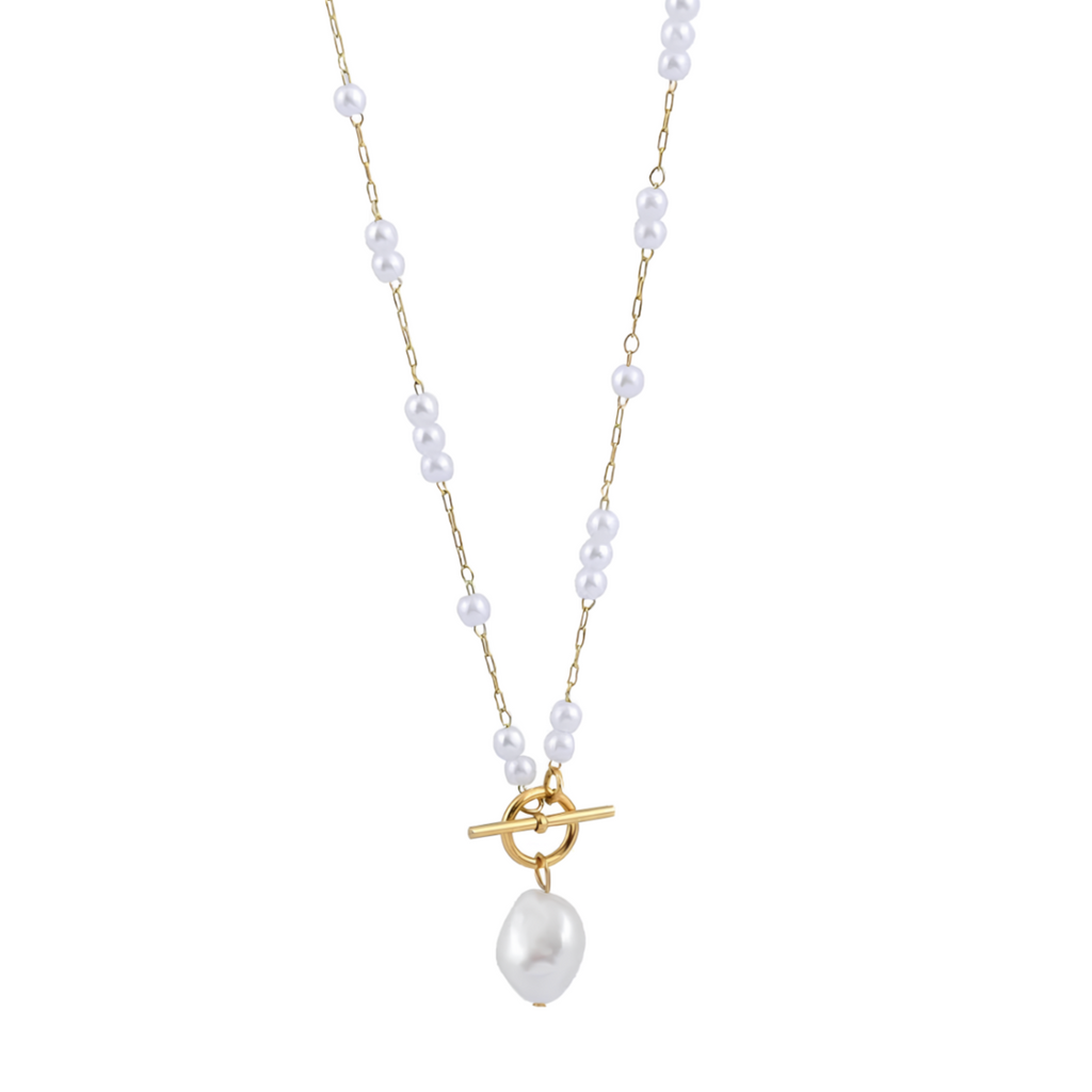Élégant et délicat, ce collier en perles blanches alterne maillons dorés et perles synthétiques, rehaussé d’un fermoir toggle à l’avant, orné d’un pendentif en perle baroque blanche.

Matériau : Acier inoxydable couleur doré, perles synthétiques, pendentif perle baroque, hypoallergénique, résistant à l’eau et à l’oxydation.

Dimensions : Longueur approximative 42 cm – pendentif ≈ 1,5 cm – poids léger.

Design : Composition raffinée de perles blanches, chaîne dorée fine, fermeture décorative en T (fermoir to