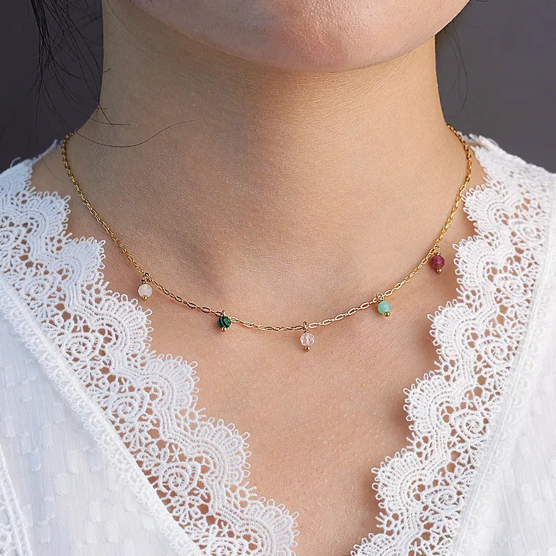 Un collier fin et lumineux, ponctué de petites perles colorées pour une touche de fraîcheur. Sa chaîne dorée au maillon délicat met en valeur chaque détail. Facile à porter au quotidien, il se mixe parfaitement avec d’autres bijoux tendance.

Matériaux : Acier inoxydable couleur or
Dimensions : Longueur 40 + 5 cm – perles ≈ 4 mm
Style : Minimaliste, coloré, décontracté-chic