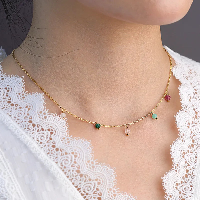 Un collier fin et lumineux, ponctué de petites perles colorées pour une touche de fraîcheur. Sa chaîne dorée au maillon délicat met en valeur chaque détail. Facile à porter au quotidien, il se mixe parfaitement avec d’autres bijoux tendance.

Matériaux : Acier inoxydable couleur or
Dimensions : Longueur 40 + 5 cm – perles ≈ 4 mm
Style : Minimaliste, coloré, décontracté-chic