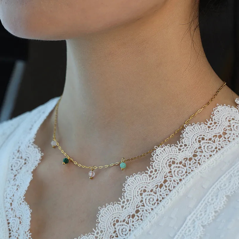 Un collier fin et lumineux, ponctué de petites perles colorées pour une touche de fraîcheur. Sa chaîne dorée au maillon délicat met en valeur chaque détail. Facile à porter au quotidien, il se mixe parfaitement avec d’autres bijoux tendance.

Matériaux : Acier inoxydable couleur or
Dimensions : Longueur 40 + 5 cm – perles ≈ 4 mm
Style : Minimaliste, coloré, décontracté-chic