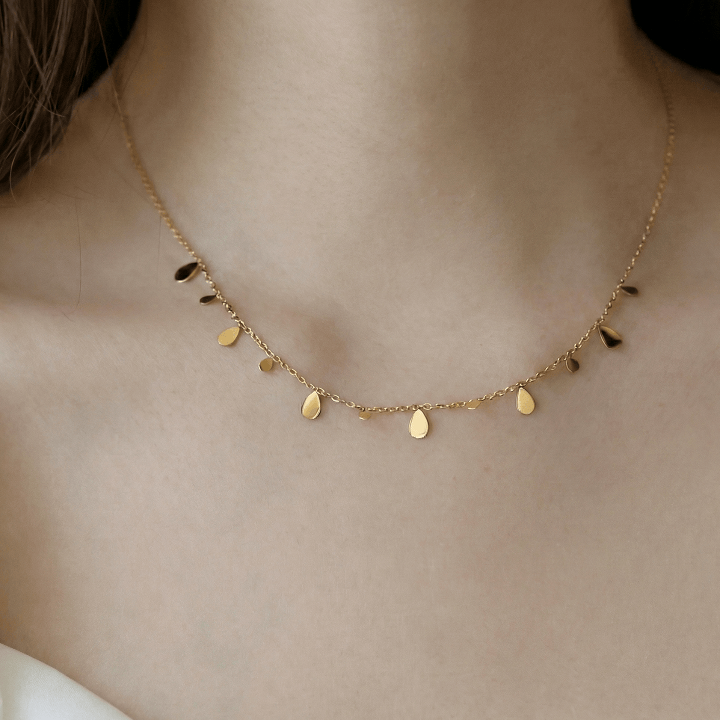 Collier ras-de-cou en acier inoxydable doré avec pampilles gouttes, collier fin et minimaliste pour usage quotidien