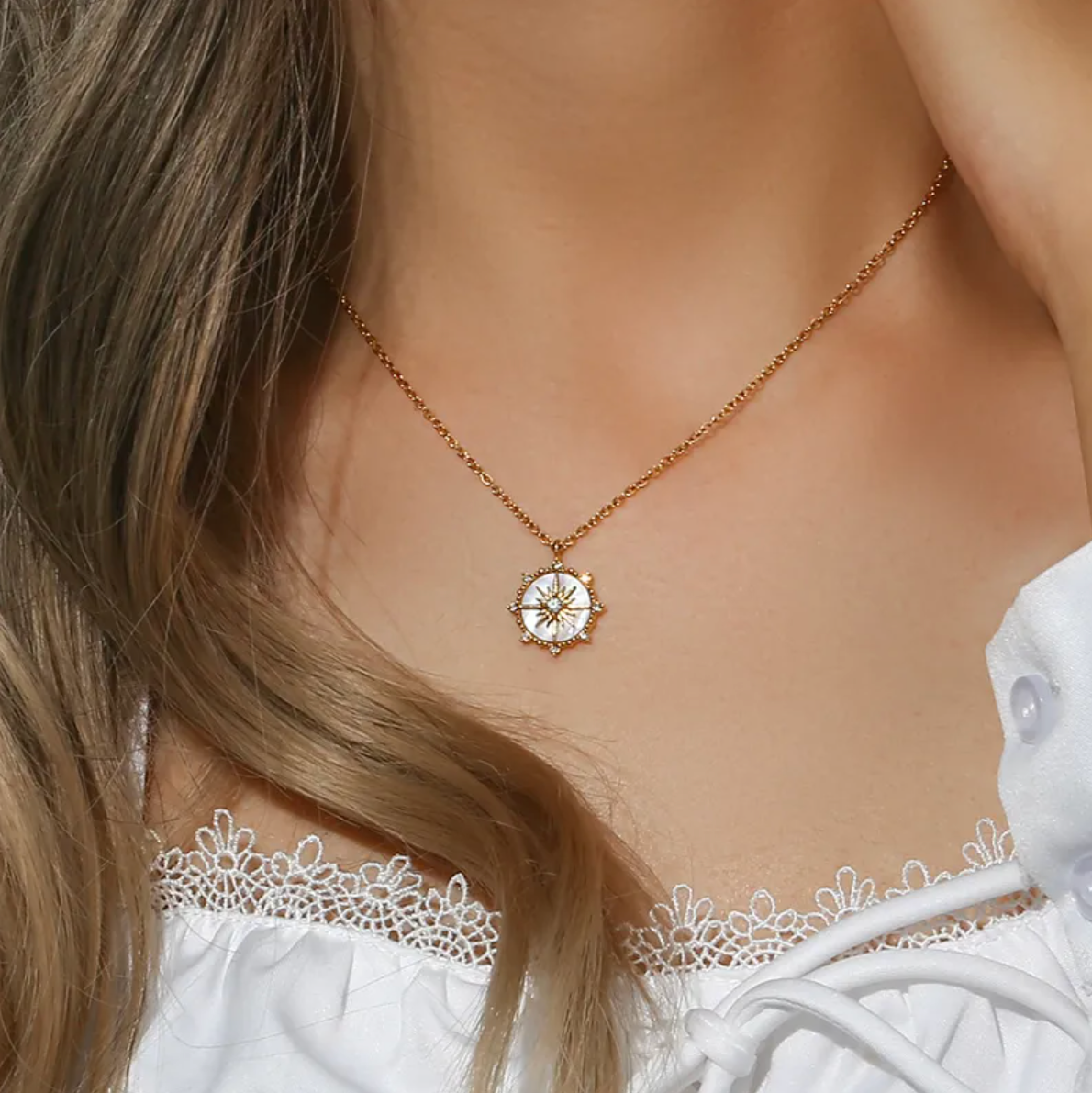 Pendentif rond orné d’une rose des vents dorée, sublimée par un fond nacré et une pierre centrale étincelante. Un bijou symbole de guidance, liberté et clarté intérieure, à l’allure mystique.

Matériaux : Acier inoxydable couleur or, email nacré, serti de petits strass en bordure.

Dimensions : Chaîne 40 + 5 cm ; pendentif 1,6 x 1,6 cm ; épaisseur 0,4 cm ; poids : 4 g.

Style : Raffiné et symbolique, ce collier se porte comme un talismant moderne. Idéal pour illuminer une tenue avec une touche spirituelle.