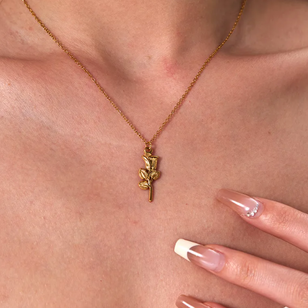 Ce collier en acier inoxydable doré, orné d’un pendentif en forme de rose stylisée, incarne l’amour éternel, la féminité et la délicatesse. Un bijou fin et romantique à porter au quotidien ou à offrir.

Matériau : Acier inoxydable couleur doré, placage PVD or 18K, hypoallergénique, résistant à l’eau et à l’oxydation.

Dimensions : Longueur de chaîne 40 cm + 5 cm – pendentif 25 mm x 9 mm – poids 3 g.

Design : Chaîne fine avec une rose sculptée en relief, au dessin simple et expressif. Détail végétal sobre e