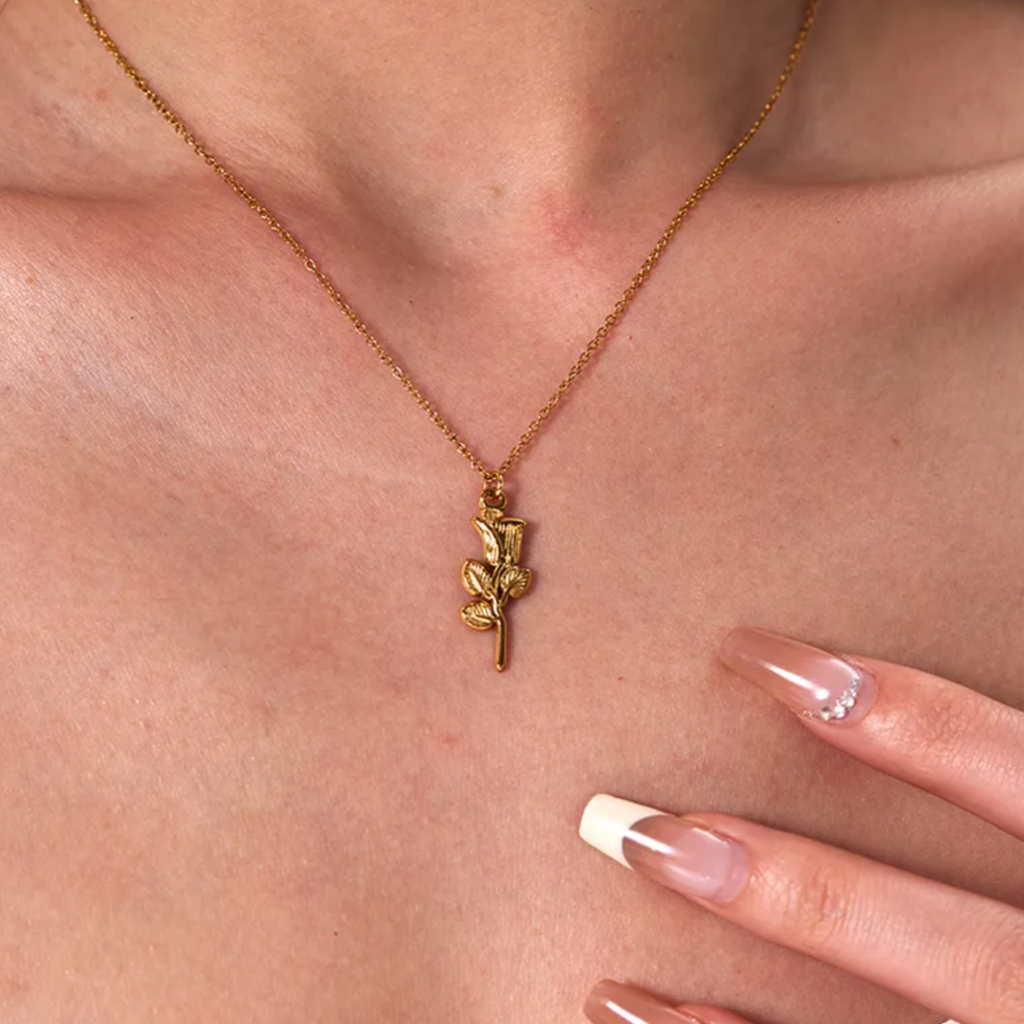 Ce collier en acier inoxydable doré, orné d’un pendentif en forme de rose stylisée, incarne l’amour éternel, la féminité et la délicatesse. Un bijou fin et romantique à porter au quotidien ou à offrir.

Matériau : Acier inoxydable couleur doré, placage PVD or 18K, hypoallergénique, résistant à l’eau et à l’oxydation.

Dimensions : Longueur de chaîne 40 cm + 5 cm – pendentif 25 mm x 9 mm – poids 3 g.

Design : Chaîne fine avec une rose sculptée en relief, au dessin simple et expressif. Détail végétal sobre e