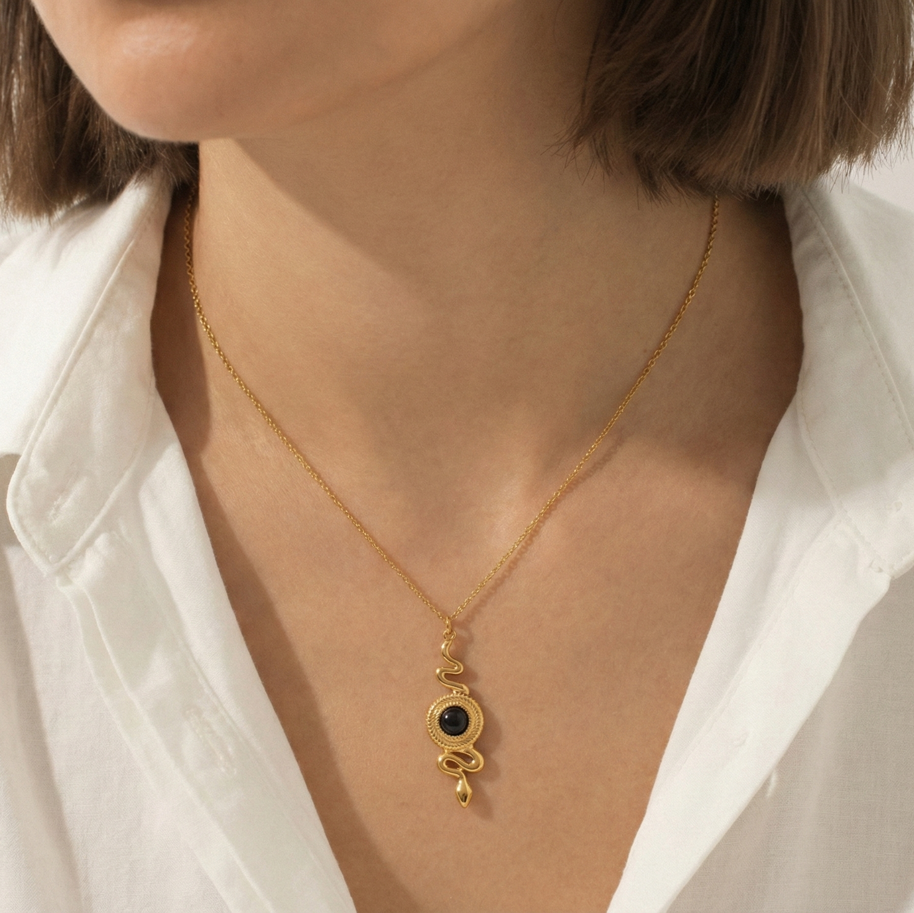 Collier serpent en acier inoxydable doré avec pierre bleue, pendentif 4,14 cm, chaîne ajustable, bijou symbolique léger pour un style affirmé.