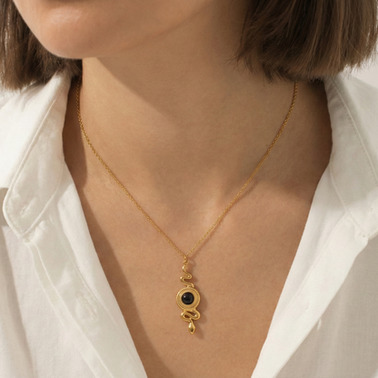 Collier serpent en acier inoxydable doré avec pierre bleue, pendentif 4,14 cm, chaîne ajustable, bijou symbolique léger pour un style affirmé.