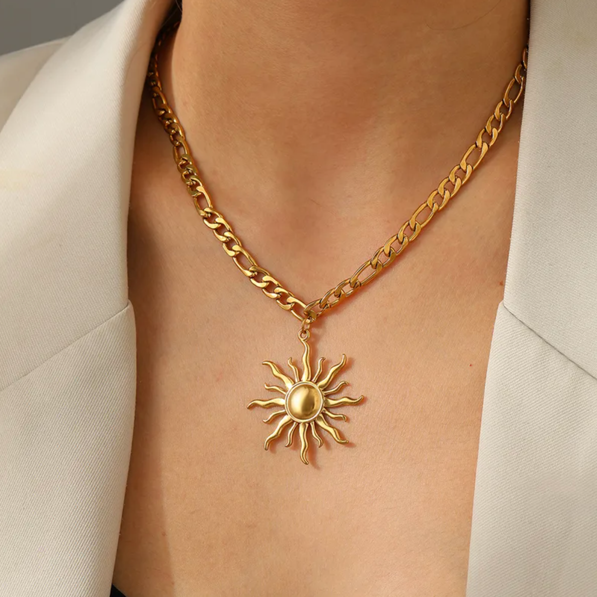 Ce collier soleil doré impose une présence forte avec sa chaîne épaisse et son pendentif solaire rayonnant. Une pièce qui attire la lumière et affirme votre énergie.

Matériaux : Acier inoxydable avec finition couleur doré. Résiste à l’eau, à la sueur, et ne ternit pas.

Dimensions :

Longueur chaîne : 45 + 5 cm (ajustable)

Pendentif soleil :&nbsp;3,5 cm

Poids : 21,5 g

Design : Le pendentif soleil, au centre d’une chaîne à maillons larges, incarne la puissance solaire, la vitalité et l’indépendance.

Sty