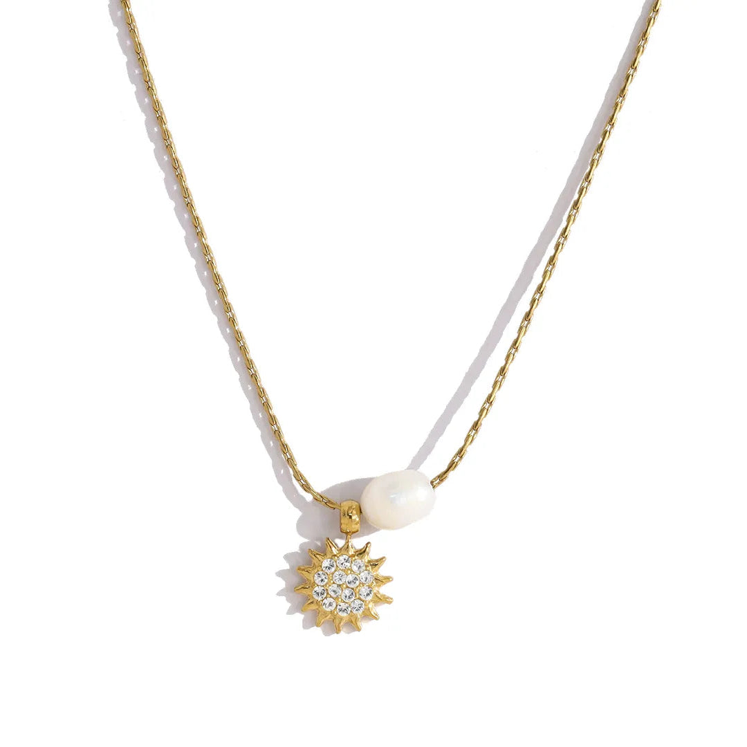 Collier couleur or en acier inoxydable avec pendentif soleil serti de zircons et perle blanche, chaîne fine ajustable pour femme.
