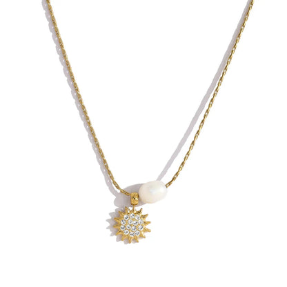 Collier couleur or en acier inoxydable avec pendentif soleil serti de zircons et perle blanche, chaîne fine ajustable pour femme.