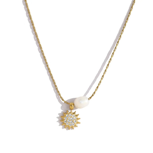 Collier couleur or en acier inoxydable avec pendentif soleil serti de zircons et perle blanche, chaîne fine ajustable pour femme.