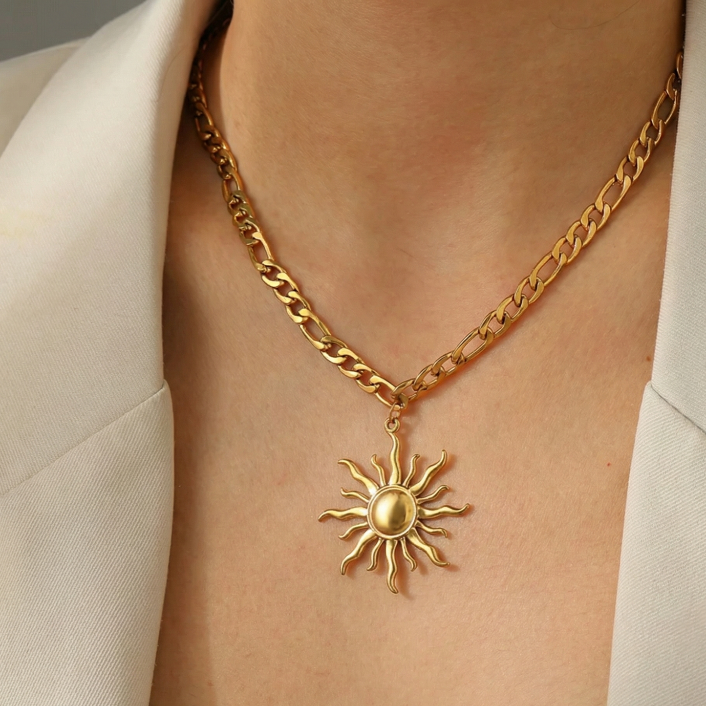 Collier soleil doré à chaîne épaisse et pendentif central