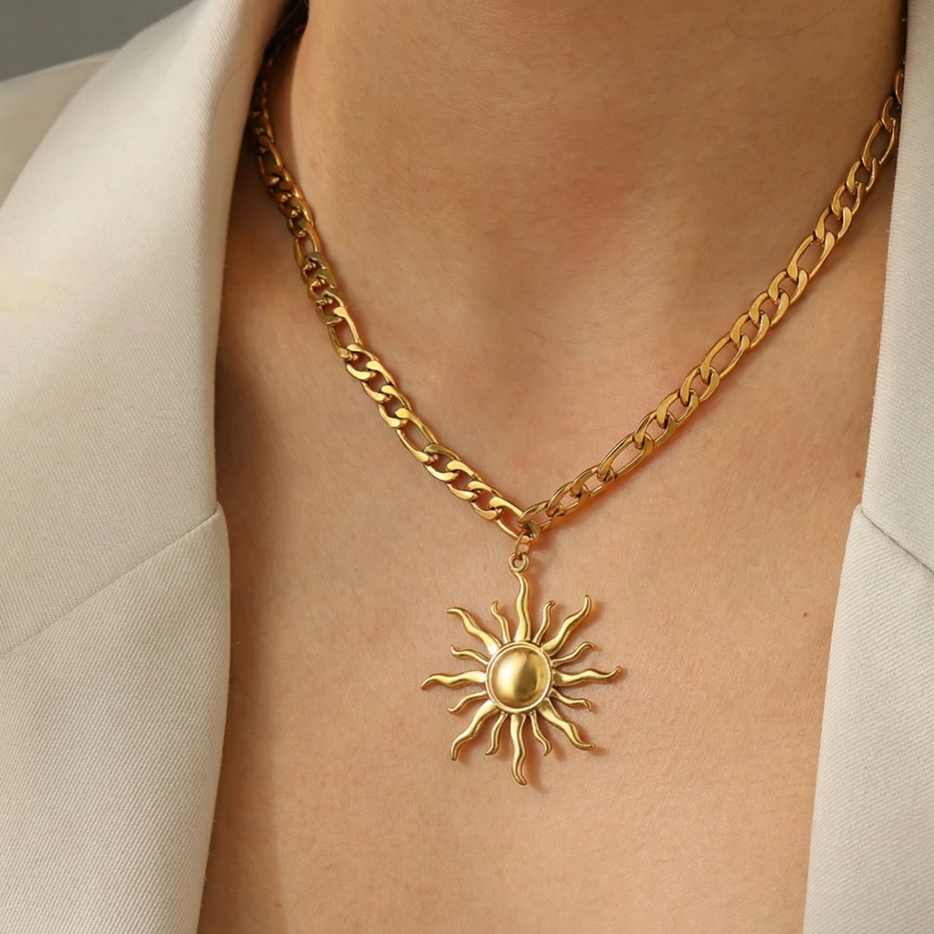 Collier soleil doré à chaîne épaisse et pendentif central