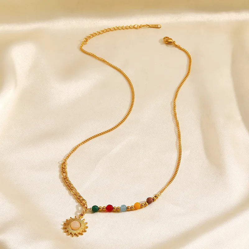 Affirmez votre lumière intérieure avec ce collier soleil en acier inoxydable doré, combiné à une chaîne asymétrique mêlant maillons larges et perles colorées. Une pièce puissante, pleine de caractère et de joie visuelle.

Matériau : Acier inoxydable doré, perles colorées, hypoallergénique, résistant à l’eau et à l’oxydation.

Dimensions : Longueur 40 cm + 5 cm – pendentif soleil 1,9 cm – poids 7,5 g.

Design : Médaillon soleil doré à rayons texturés, monté sur une chaîne dépareillée : moitié maillons plats,