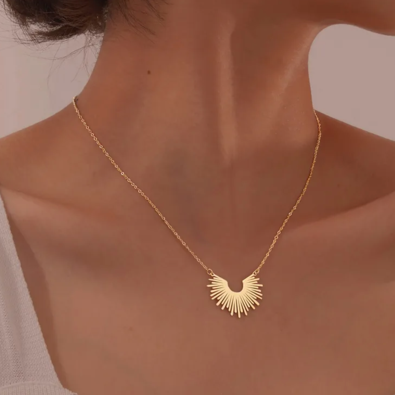 Un collier doré tendance orné d’un pendentif en forme de soleil stylisé, à la silhouette graphique et épurée. Un bijou lumineux au design solaire qui attire le regard avec élégance.

Matériau : Acier inoxydable couleur doré, finition brillante, hypoallergénique, résistant à l’eau et à la transpiration.

Dimensions : Longueur chaîne 41 à 46 cm – pendentif 2,7 cm x 2,1 cm – poids léger de 4 g.

Design : Motif rayonnant découpé avec finesse, monté sur une chaîne à maillons fins. Fermoir classique discret.

Sty