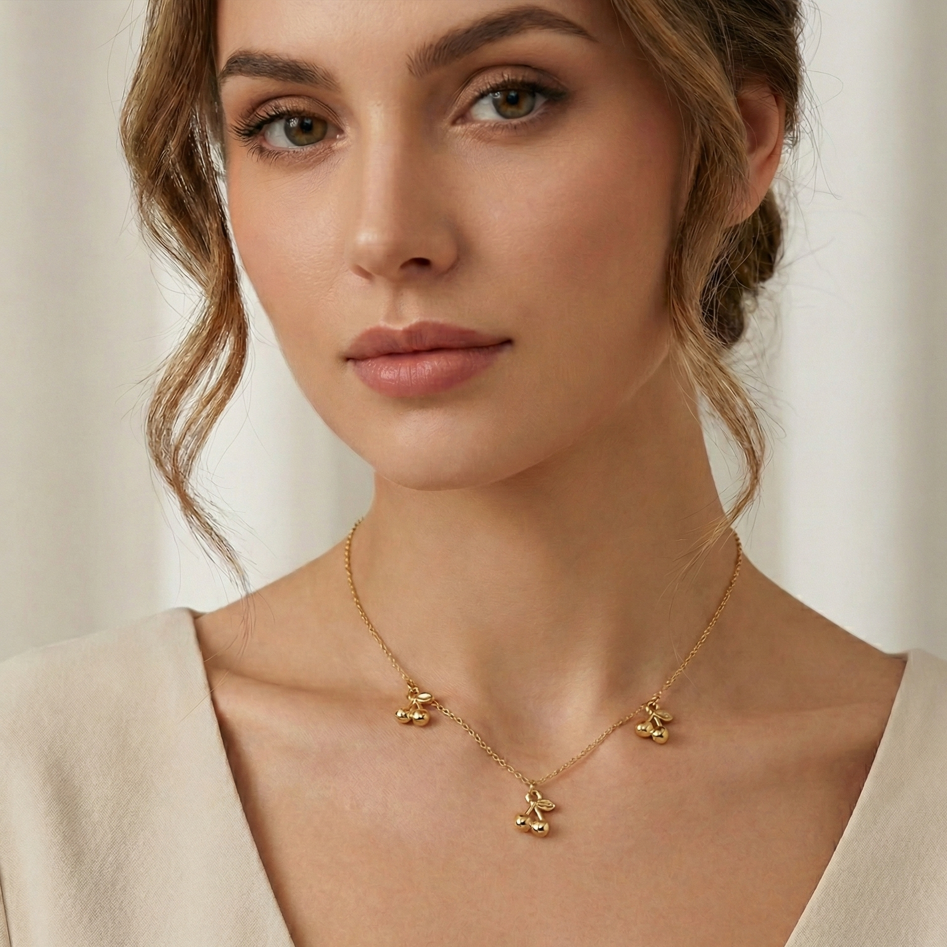 Collier tendance style coquette aesthetic : pendentif cerises dorées (cherry) en relief sur chaîne acier inoxydable.