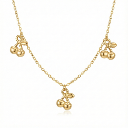Collier tendance style coquette aesthetic : pendentif cerises dorées (cherry) en relief sur chaîne acier inoxydable.