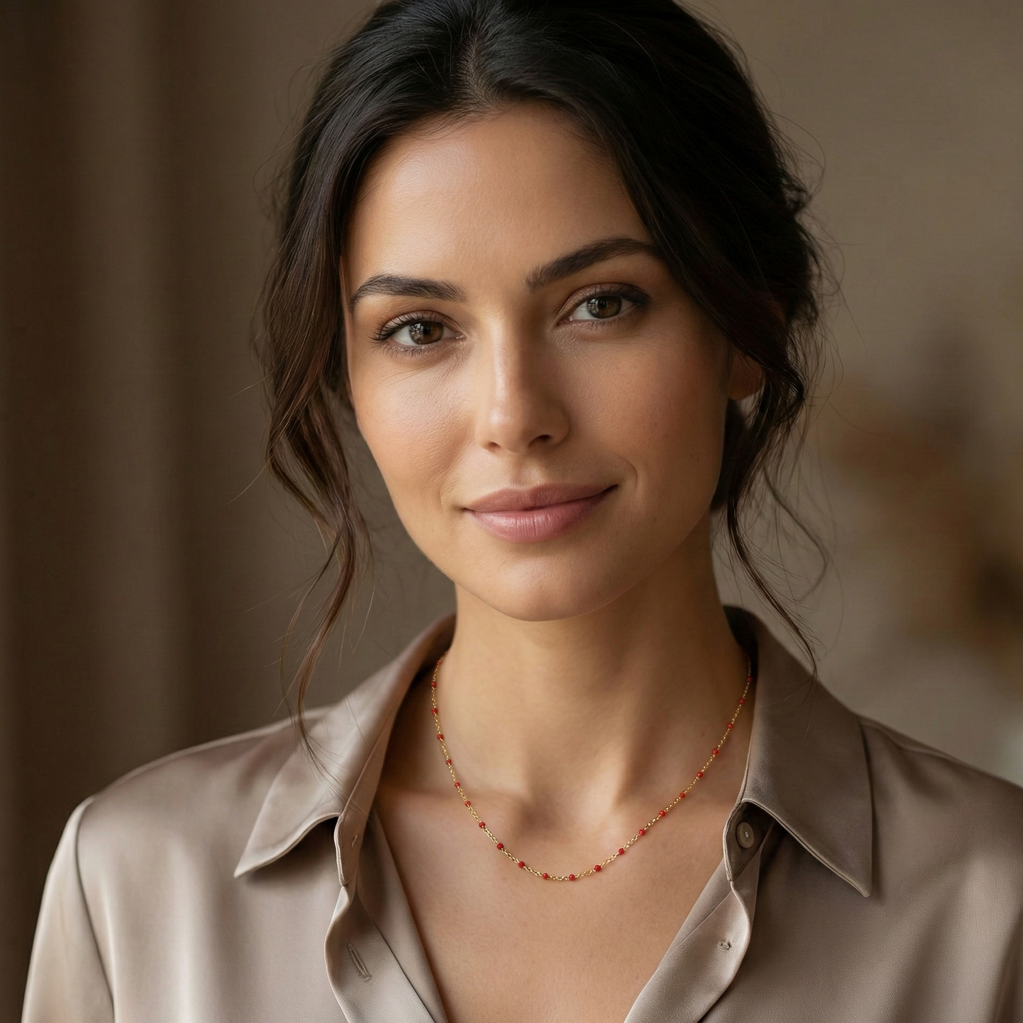 Collier doré d'été avec petites perles rouges style corail, chaîne en acier inoxydable idéale pour la plage.