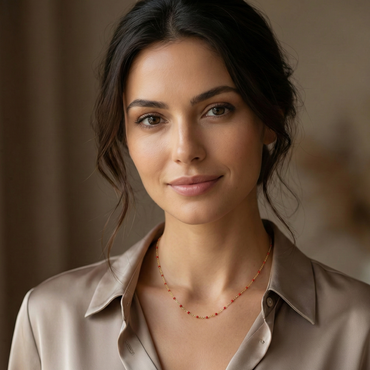 Collier doré d'été avec petites perles rouges style corail, chaîne en acier inoxydable idéale pour la plage.