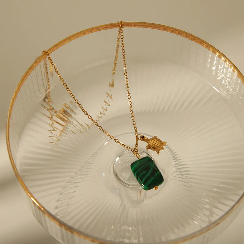 Ce collier tortue en acier inoxydable doré, accompagné d’une pierre verte effet malachite, est un bijou à la fois symbolique, léger et porteur de sens. La tortue incarne la longévité, la stabilité et le calme intérieur, tandis que la pierre verte rappelle la connexion à la Terre.

Matériau : Acier inoxydable doré, pierre synthétique effet malachite, hypoallergénique, résistant à l’eau et à l’oxydation.