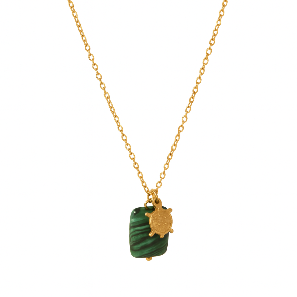 Ce collier tortue en acier inoxydable doré, accompagné d’une pierre verte effet malachite, est un bijou à la fois symbolique, léger et porteur de sens. La tortue incarne la longévité, la stabilité et le calme intérieur, tandis que la pierre verte rappelle la connexion à la Terre.